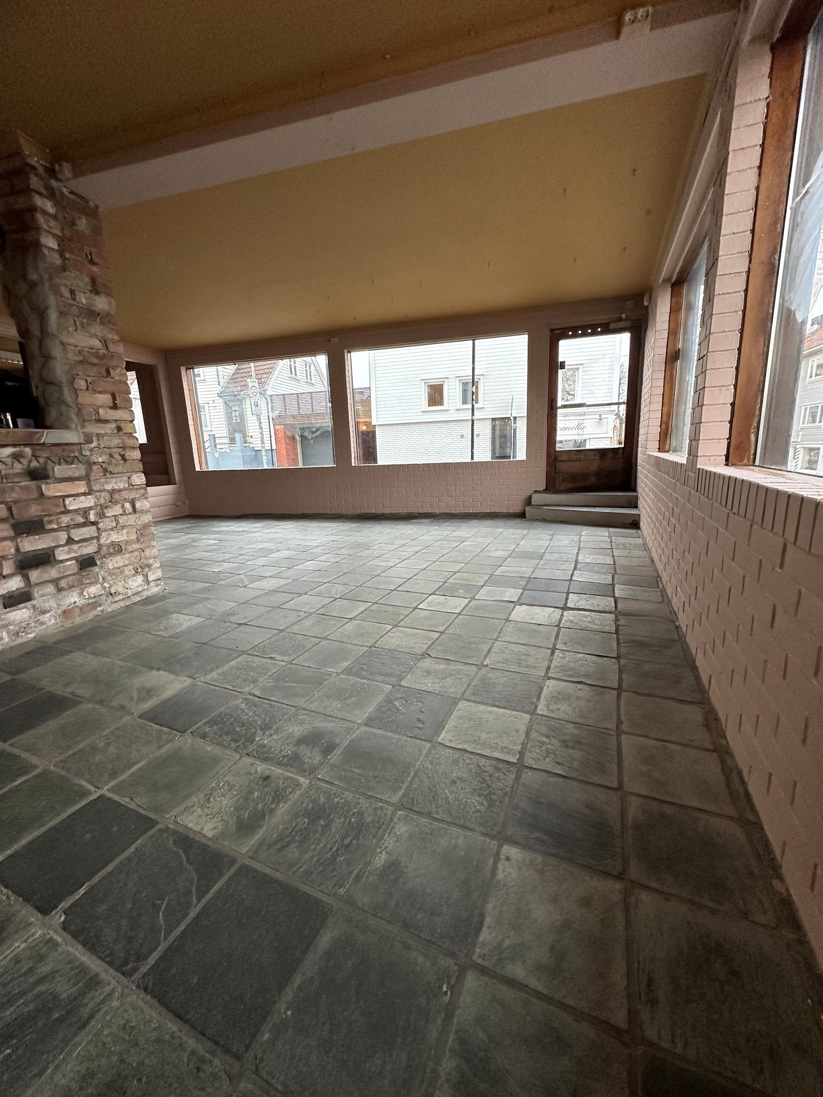 Luftig og lyst lokale med god takhøyde. Galleribilde