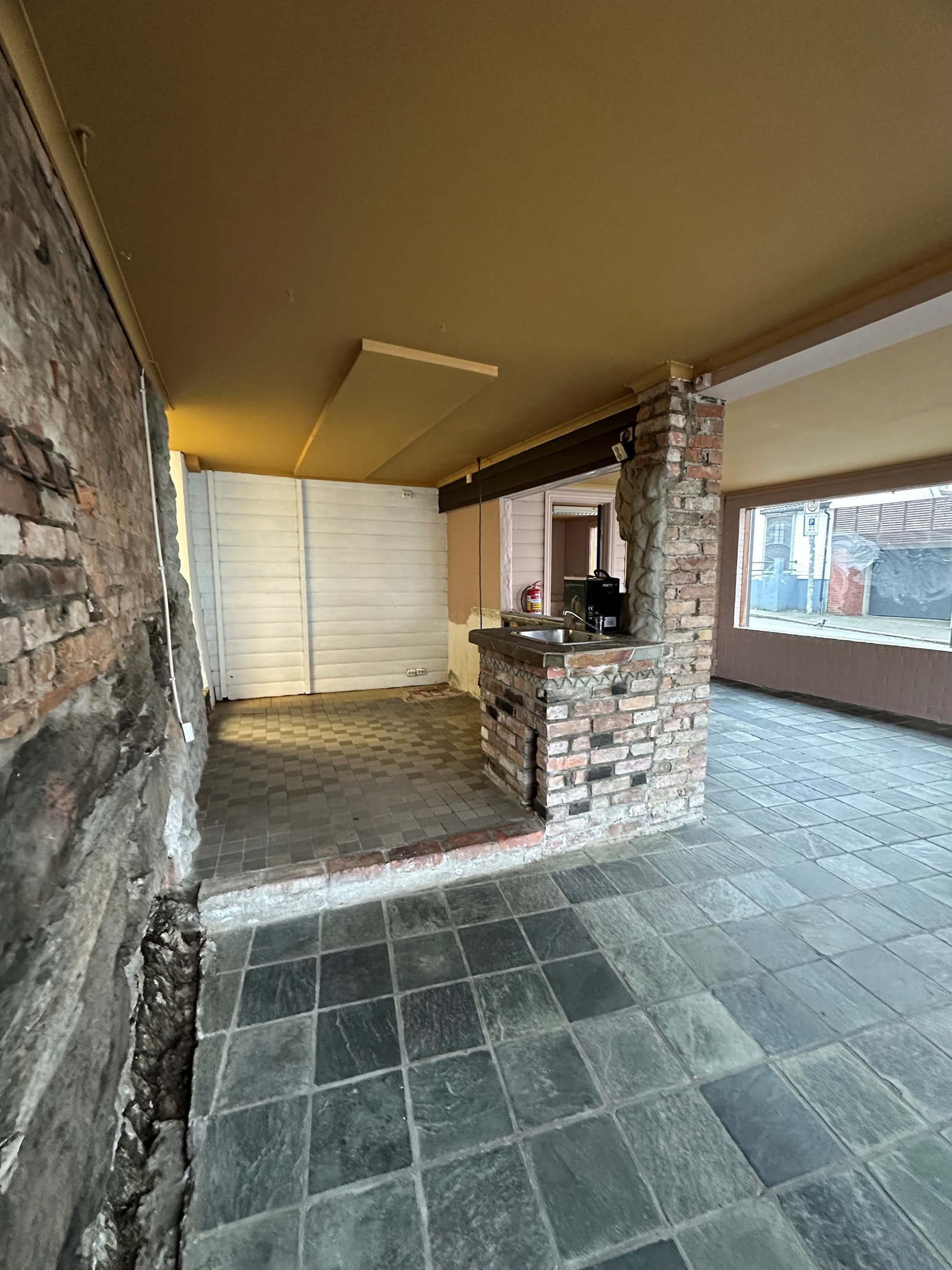 Lokalet har en oppmurt disk med kjøkkenvask. Galleribilde