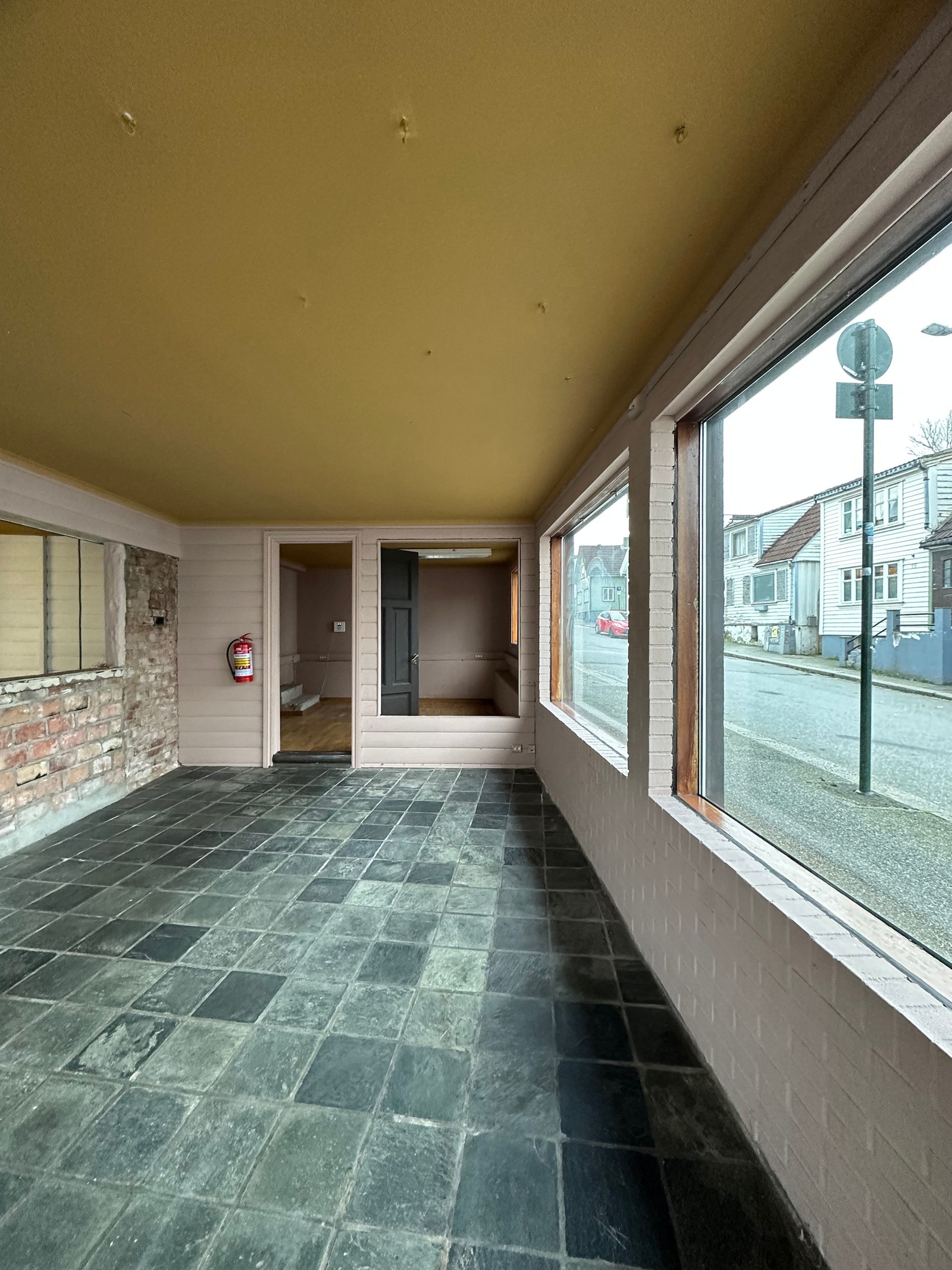 Luftig og lyst lokale med god takhøyde. Galleribilde