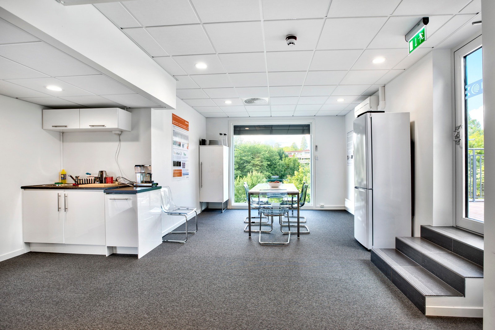 Sosial lys sone med kjøkkenfasiliteter Galleribilde