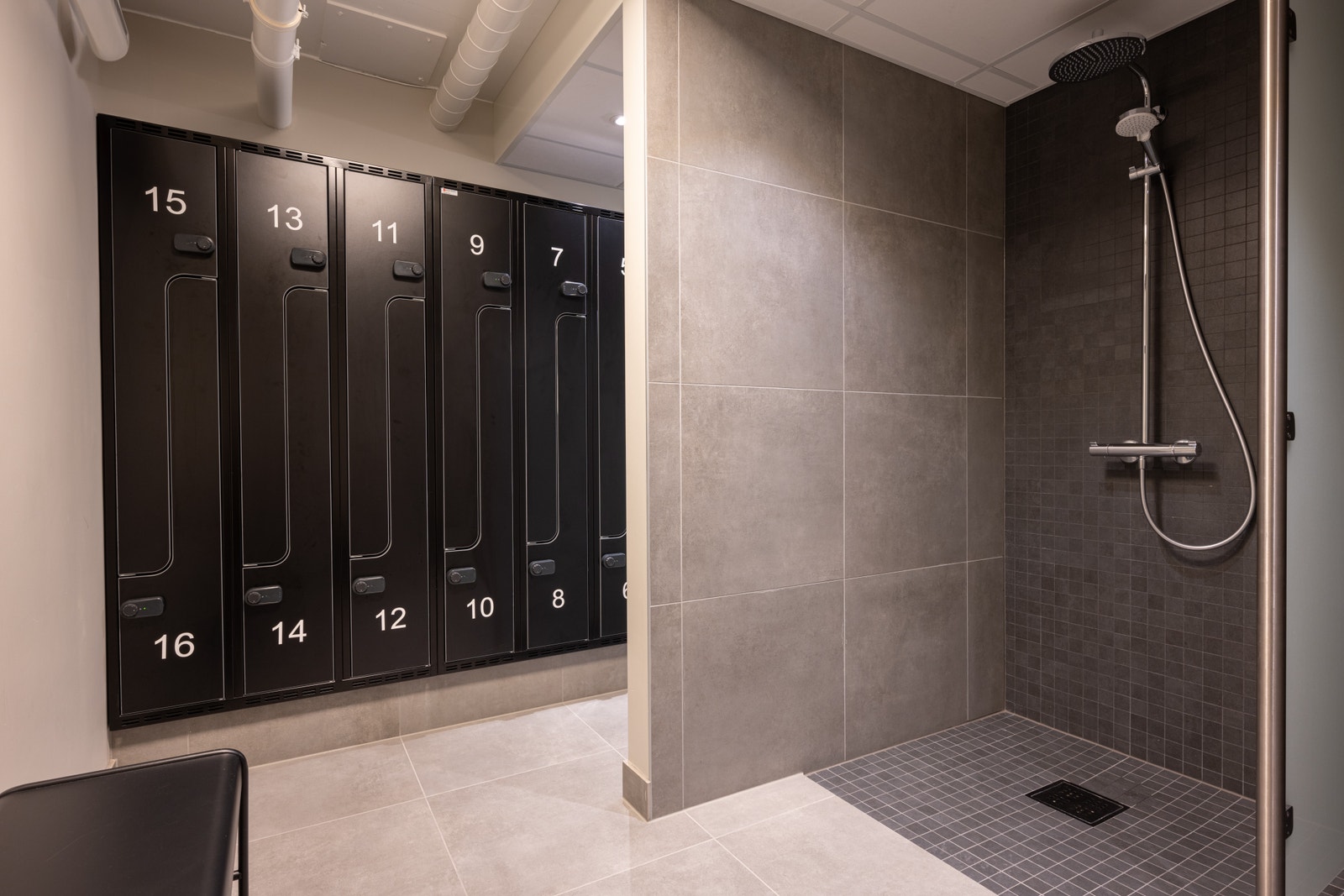 Ansatte har tilgang til moderne garderober i eiendommens underetasje Galleribilde