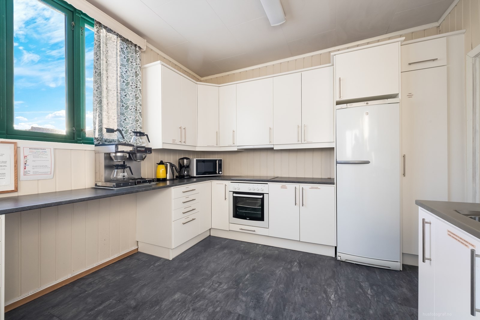 Romslig lyst og innholdsrikt kjøkken. Galleribilde