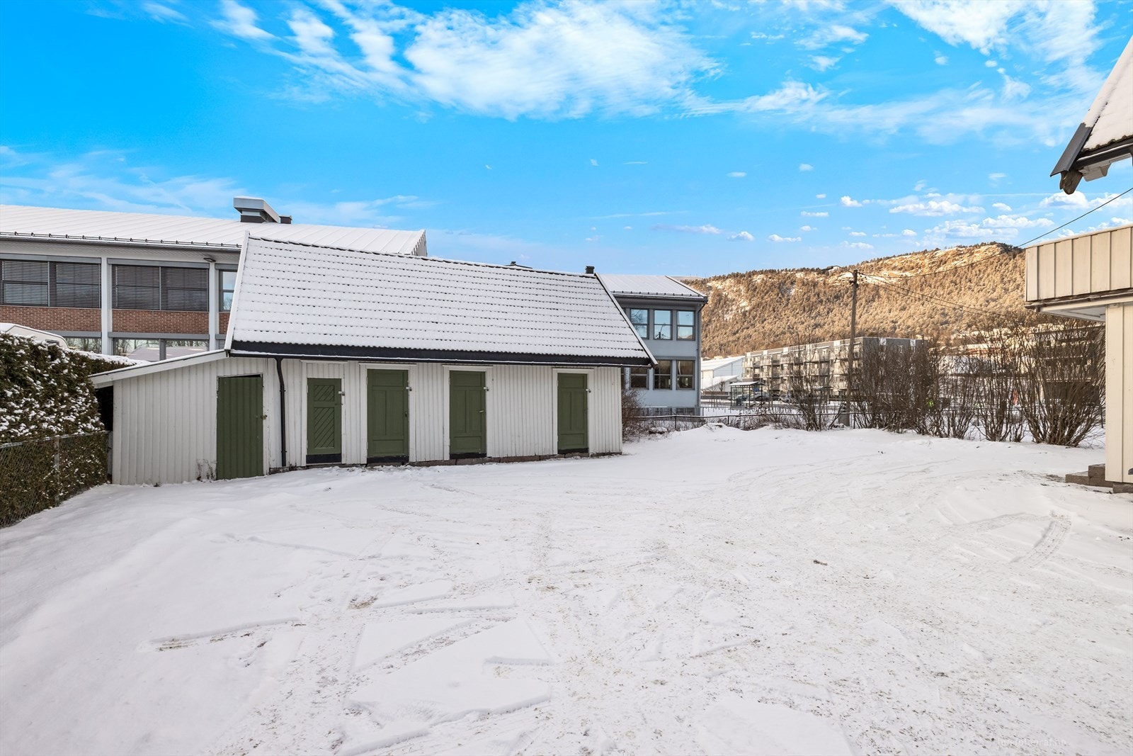 Uthus og gårdsplass. Galleribilde