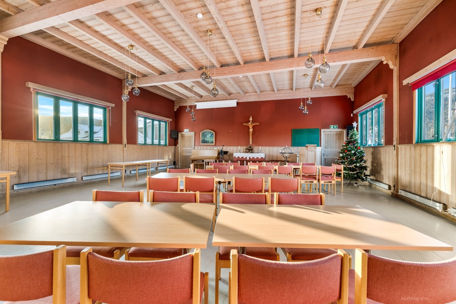 Romslig forsamlingslokale. Galleribilde