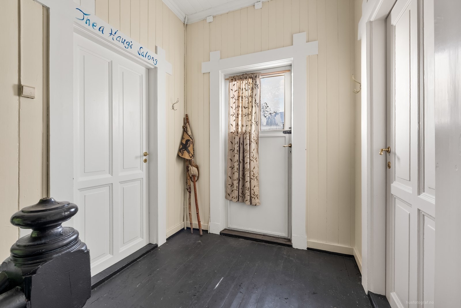 Her er det inngang videre innover i menighetshuset og trapp opp til 2.etasje. Galleribilde