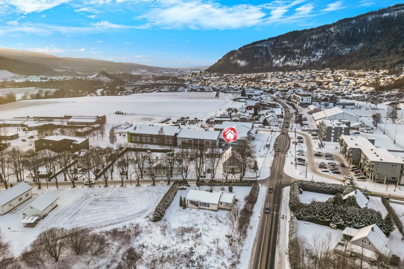 Bussholdeplass rett ved huset med god bussforbindelse til Drammen, Mjøndalen og Hokksund. Det er ca. 10 minutters kjøring til Drammen med bil. Galleribilde