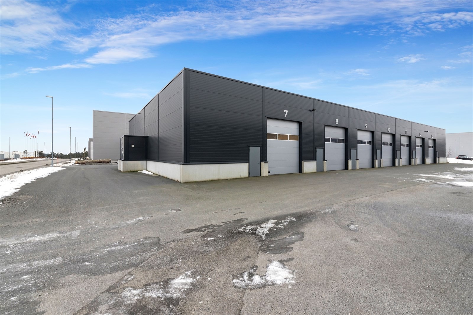 Sentralt beliggende med kort vei ut til motorvei E-18. Flere muligheter. Velkommen til visning. Galleribilde