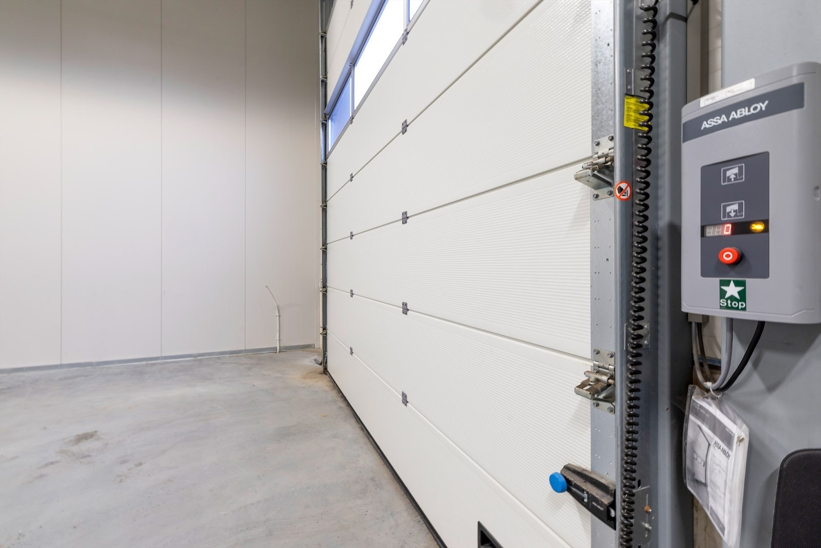 Lagerlokale på ca. 143 m2. Automatisk kjøreport. Galleribilde