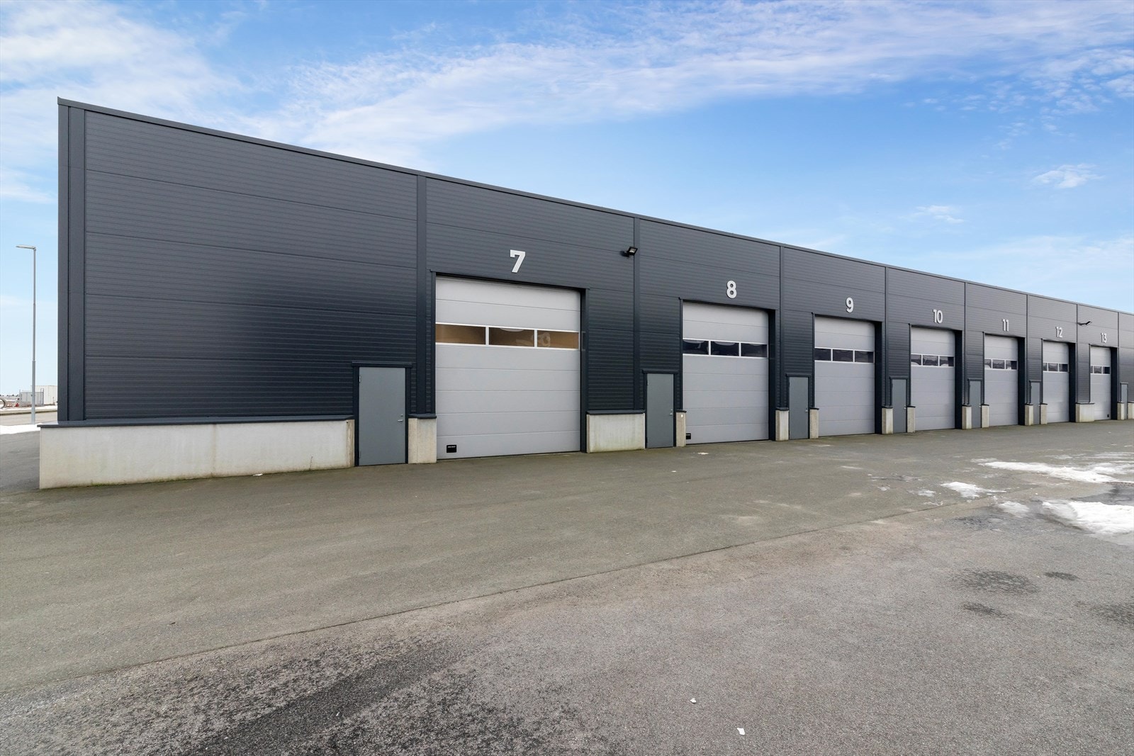 Beliggende i nyetablert og populært industriområde på Kjerlingland i Lillesand rett ved siden av E-18 motorvei. Galleribilde