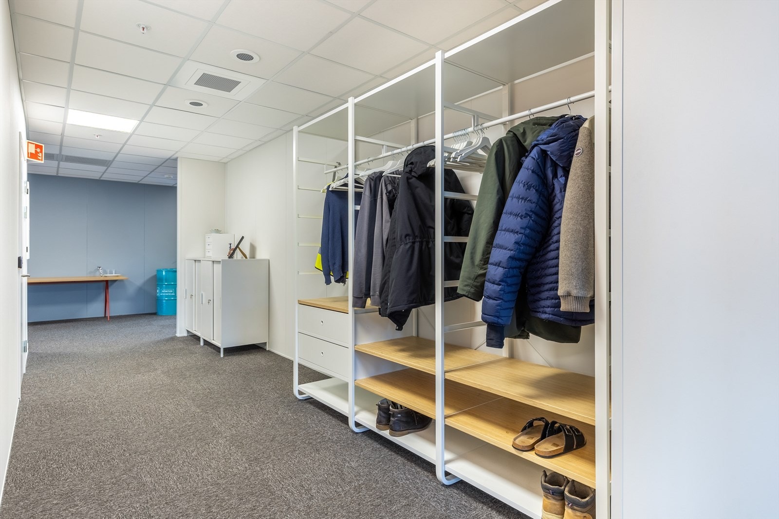 Garderobe. Galleribilde