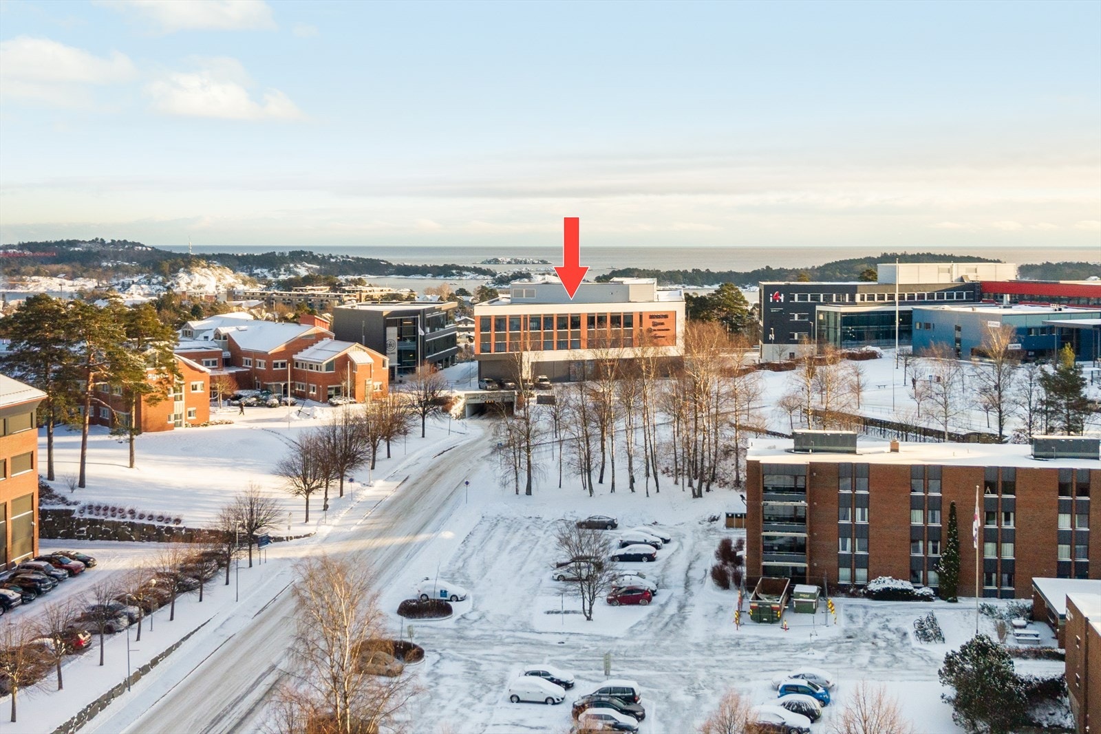 Sentral beliggenhet i Sørlandets Teknologipark og Campus Grimstad. Flott bygg med nydelig utsikt. Galleribilde