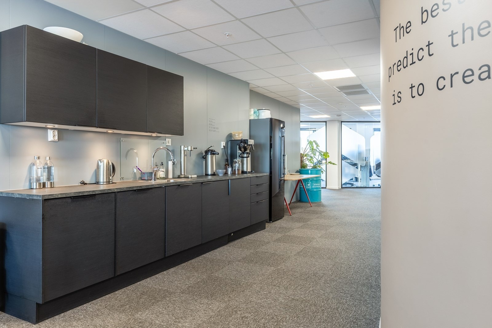 Kjøkken i forbindelse med spiseavdeling. Galleribilde