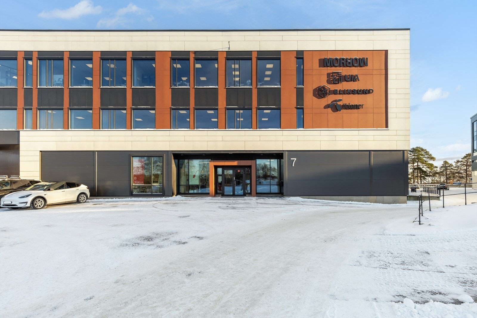 Nyere flott bygg i 3.etg. Sjøutsikt fra noen av kontorene. Lokalene er på totalt 660 m2 eksklusivt areal. Galleribilde