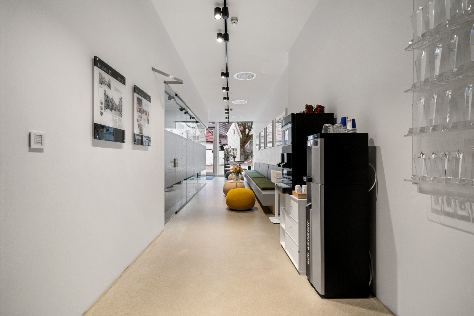 Lokalene er lys og moderne Galleribilde