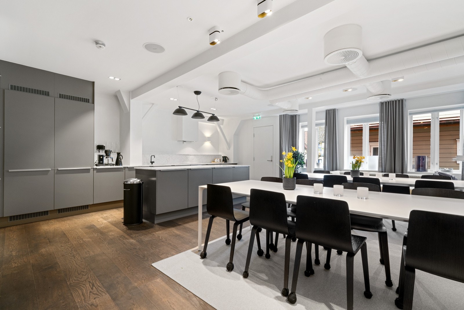 Kjøkken- og spiseområde i 1. etg. Galleribilde