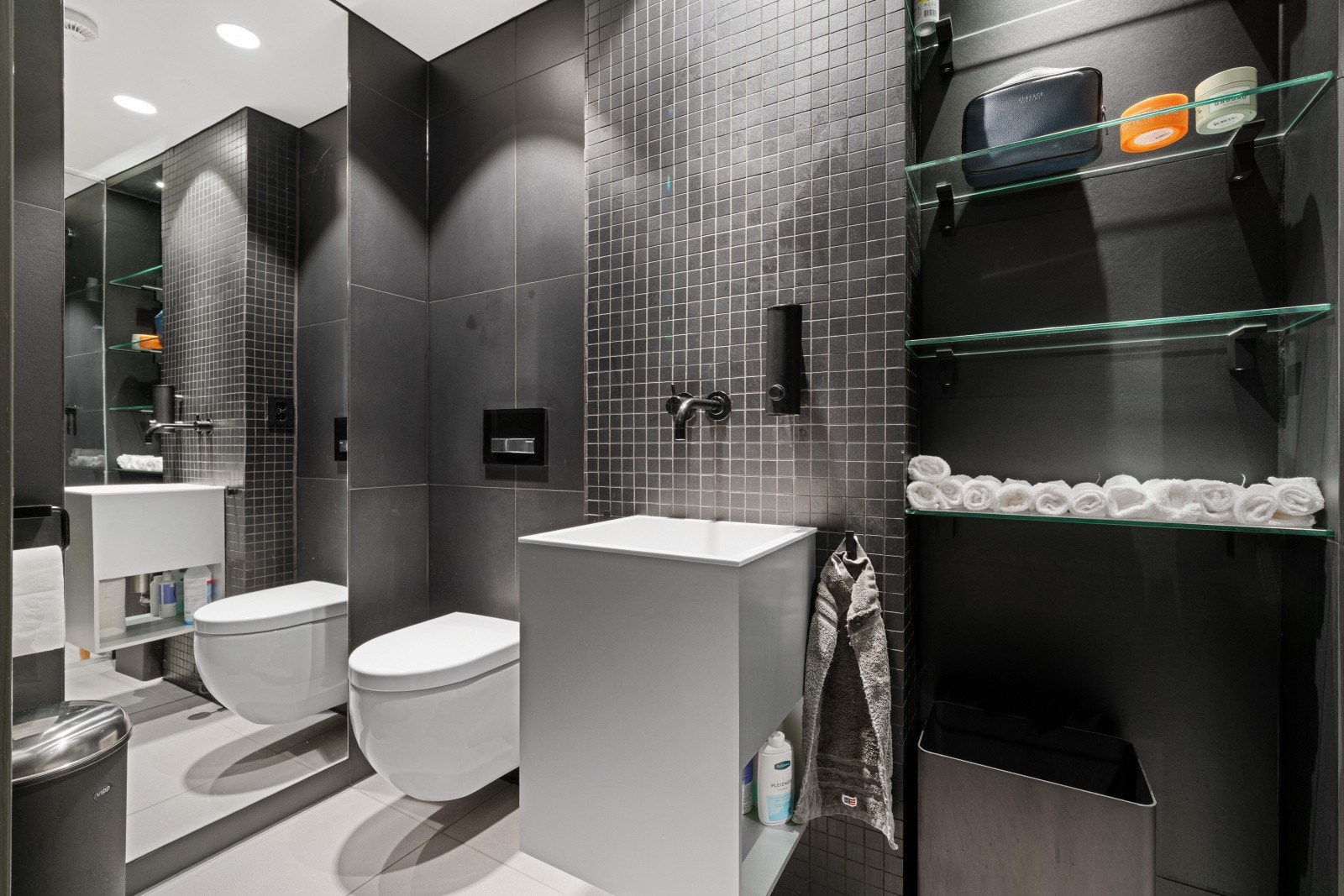 Toalettrom i kjelleretasje, her finner man også to komplette bad med dusj (herre/dame) og vaskerom Galleribilde