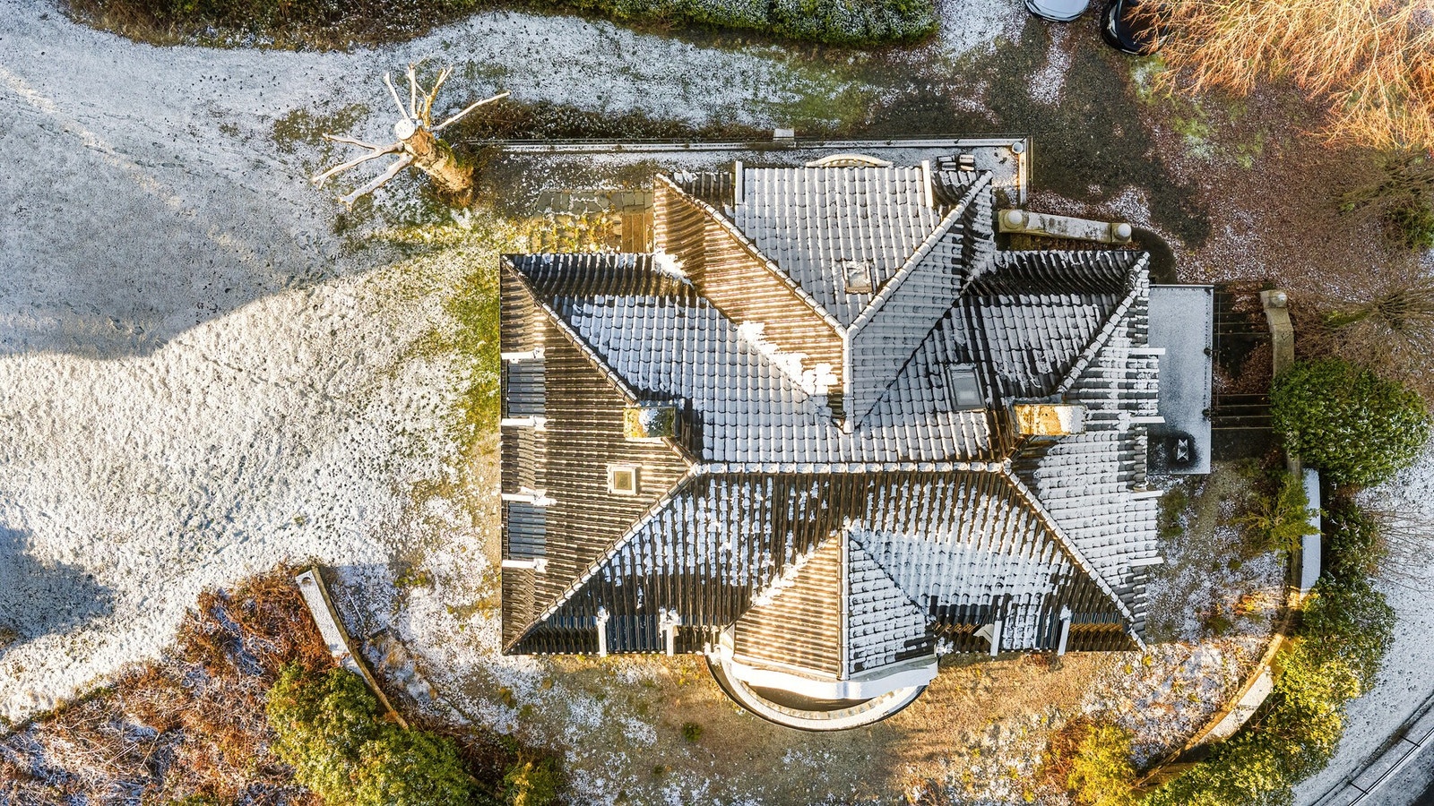 Taksperrer er tekket med sutak, lekter og glassert tegltakstein. Gesims og vindskier av trekledning. Renner og nedløp i sort aluminium. Beslag/takhetter i aluminium/stål. Galleribilde