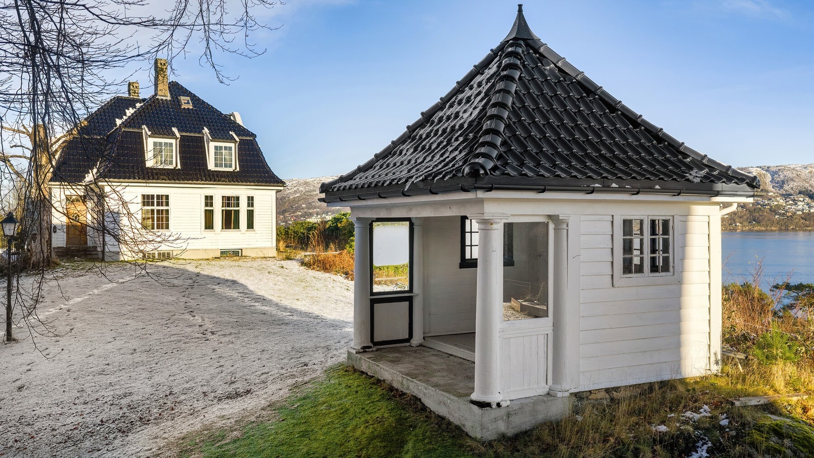 Det medfølger eksklusiv bruksrett til uthuset som ligger på tilstøtende nabotomt. Galleribilde