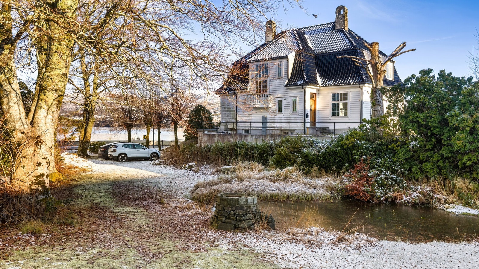 Det åpne og luftige arealet rundt huset gjør at den nydelige fasaden kommer tydelig fram. Galleribilde