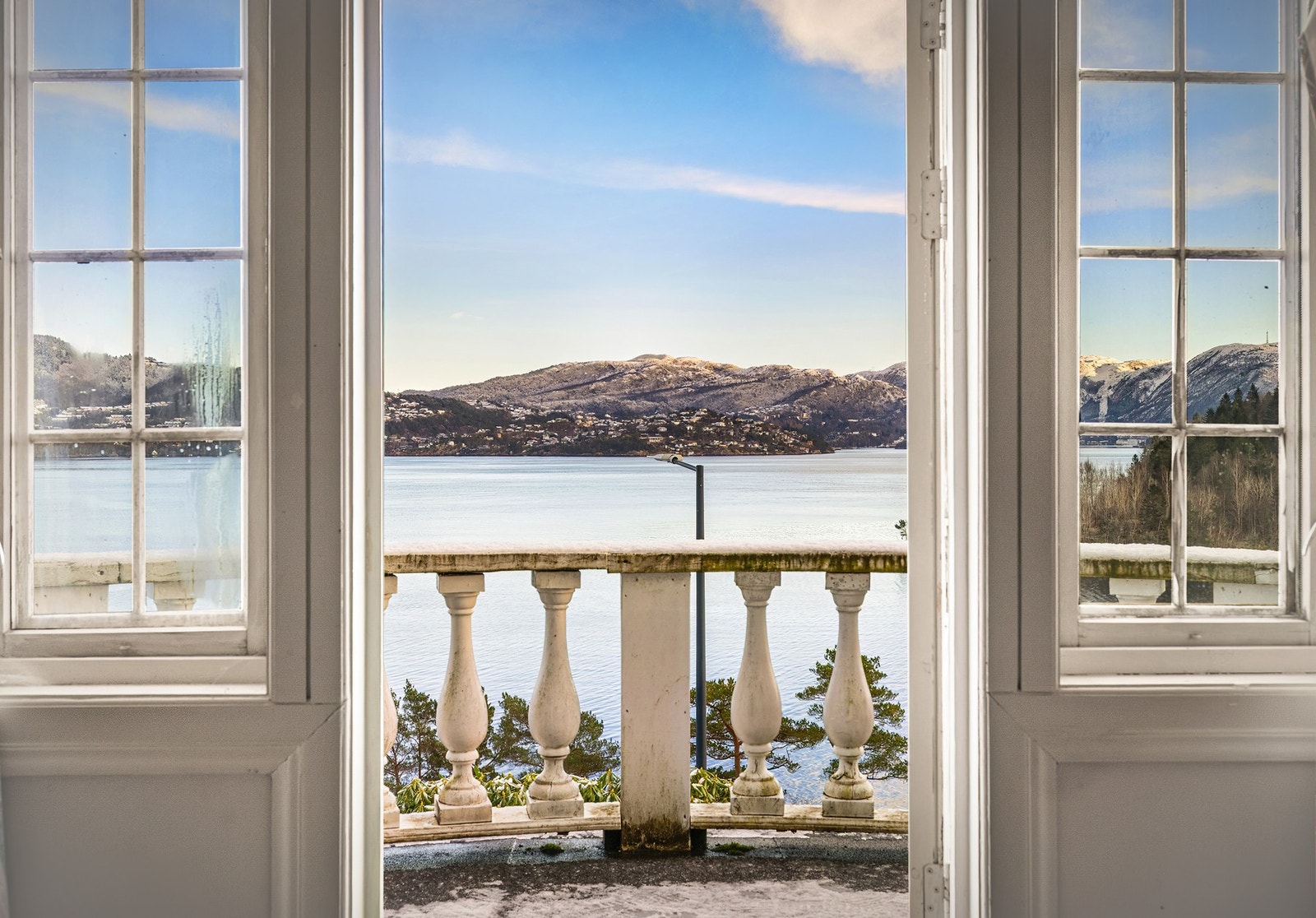 Her kan man nyte den vidunderlige utsikt over fjorden, der blant annet Hurtigruten passerer. Galleribilde