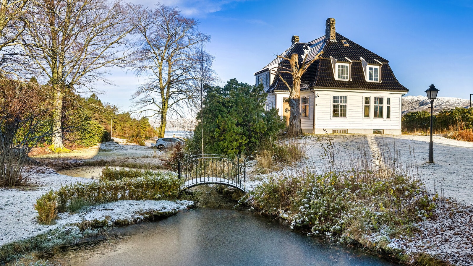 Det er også gangrett til det nydelige arealet som er like ved huset (gangbro etc.). Galleribilde