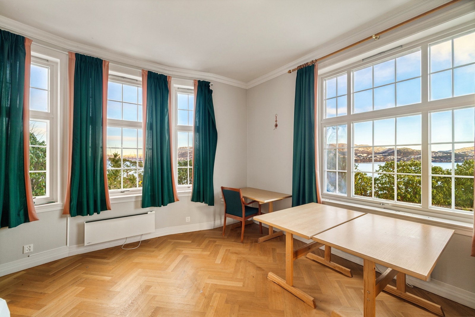 Denne delen av stuen ligger like ved kjøkkenet og kan benyttes til lunsjrom/spisesone for selskapets medarbeidere. Galleribilde