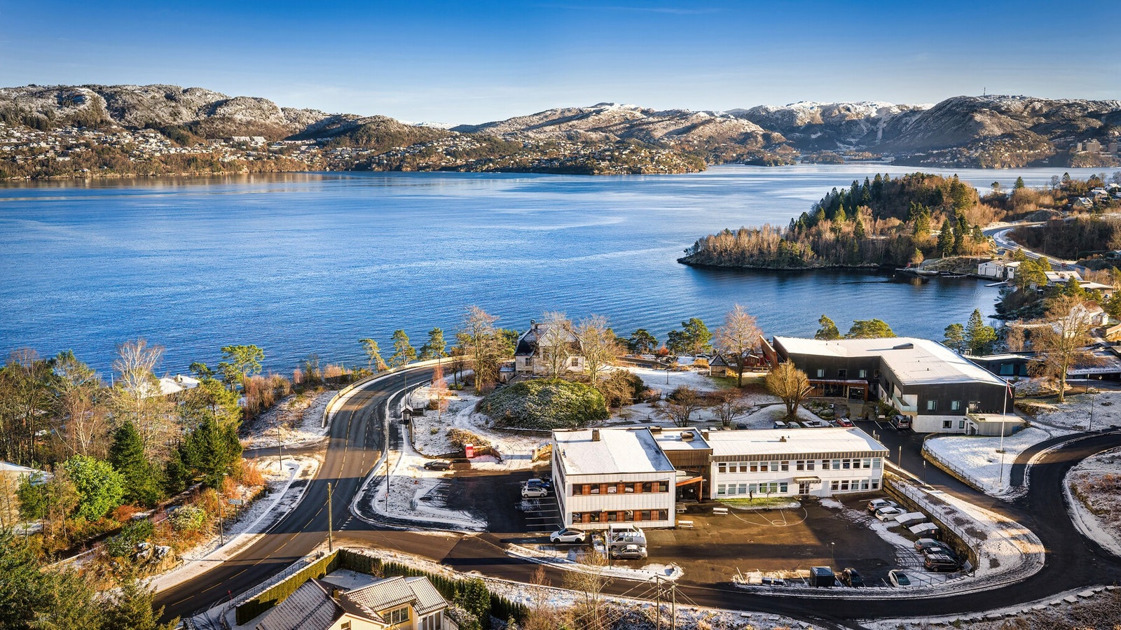 Det er tinglyst veirett over Haugane 2 fram til eiendommen. Galleribilde