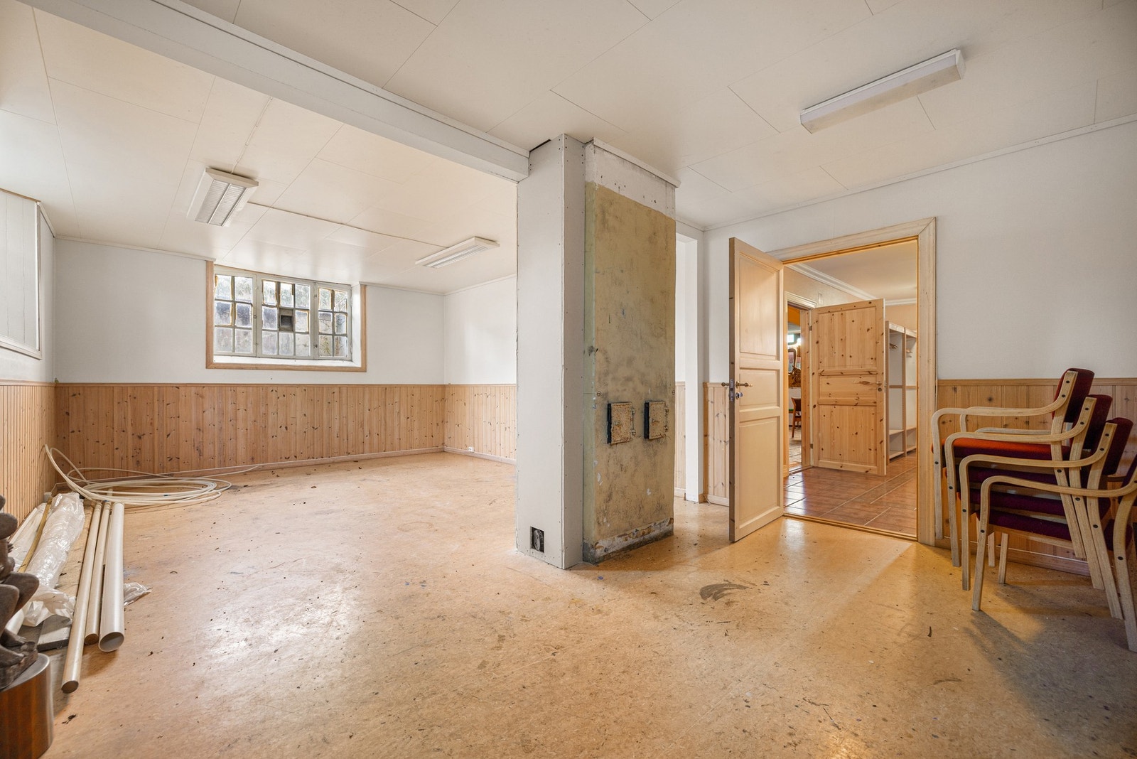 Stort og åpent rom i kjelleren. Galleribilde