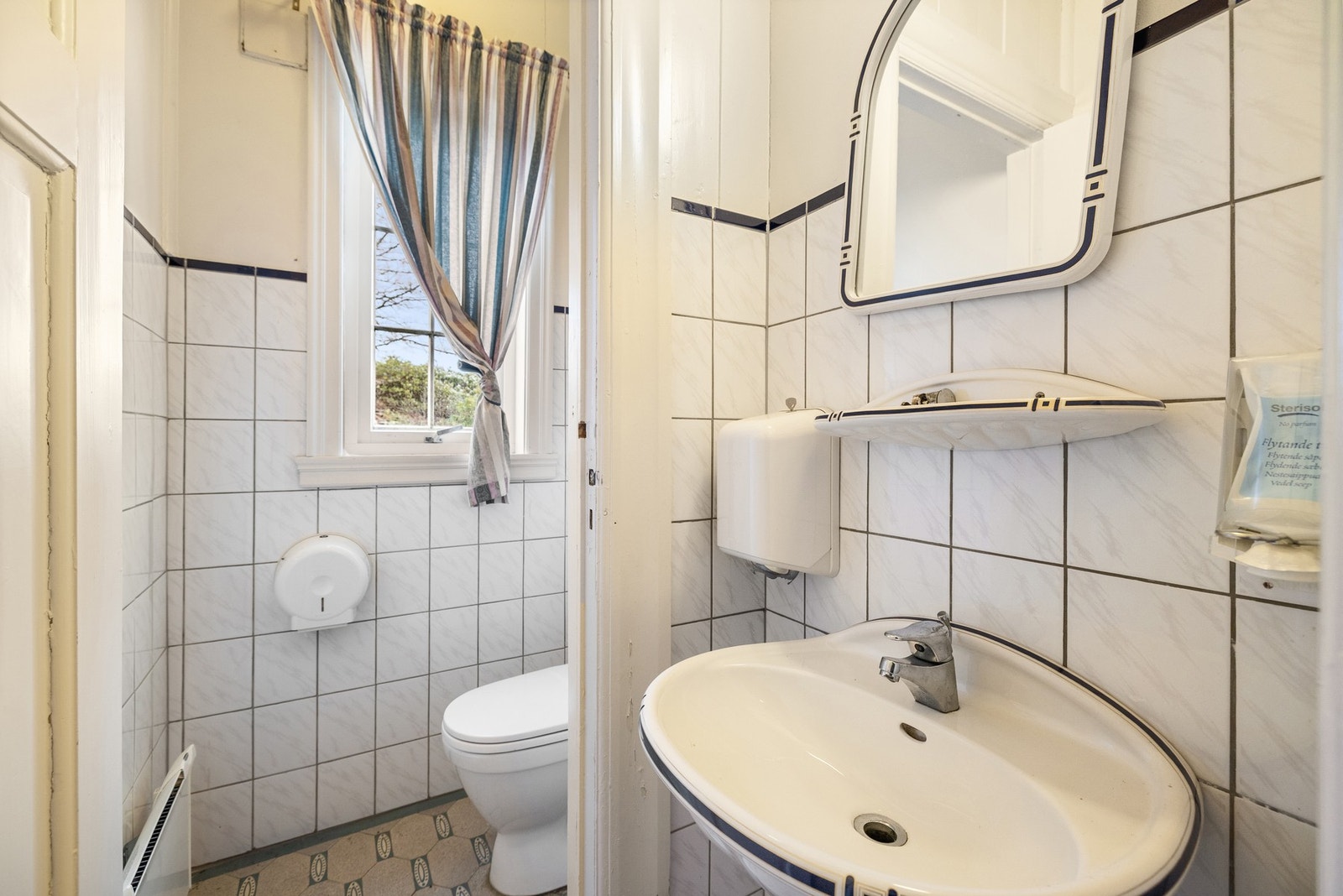 Delfliset toalettrom med vannklosett og eget rom med servant. Galleribilde