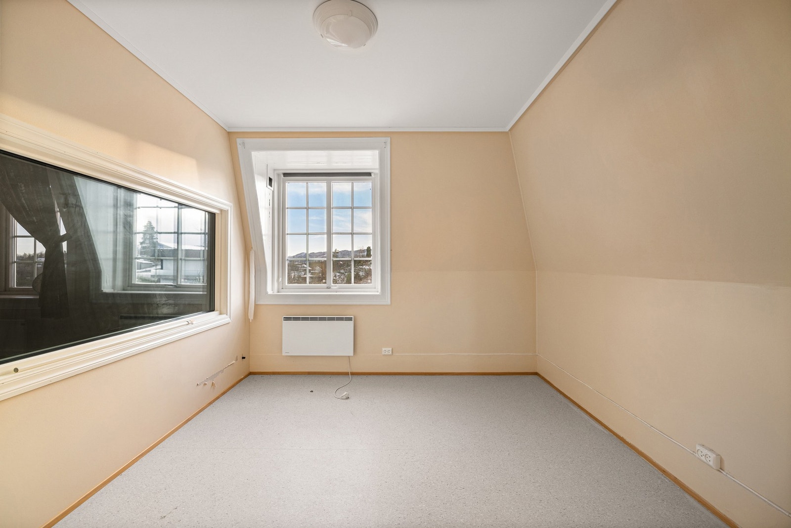 Dette rommet har vært benyttet til kontor med vindusfelt mot tilknyttet behandlingsrom/soverom. Galleribilde