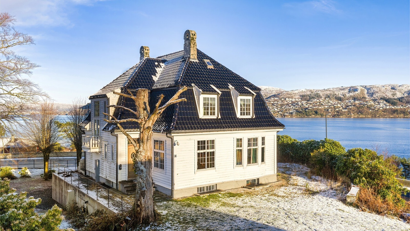 Beliggende på en høyde i terrenget med nydelig utsikt. Galleribilde