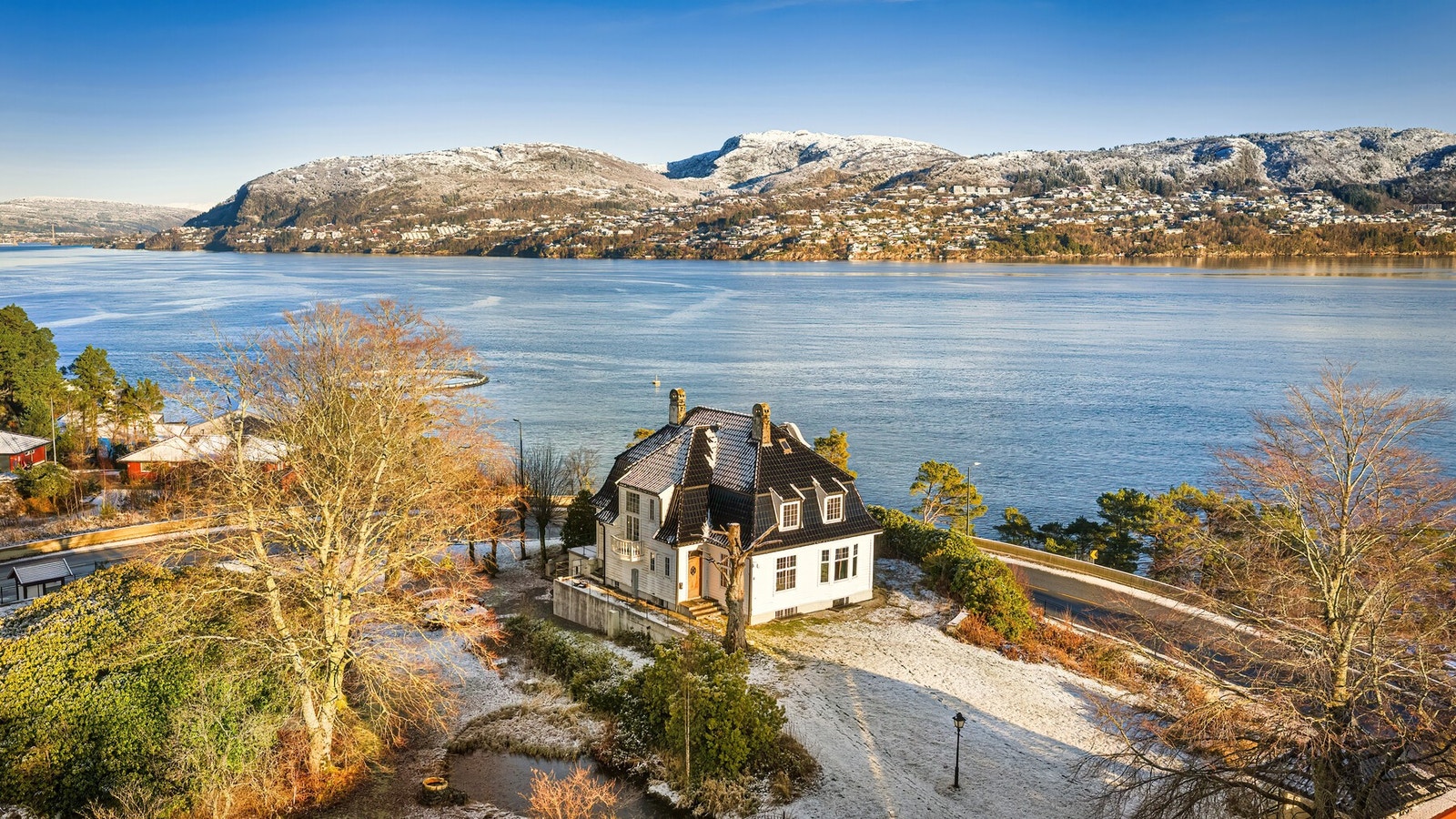 Her får man et godt inntrykk av husets beliggenhet, med fjorden som "bakteppe". Galleribilde