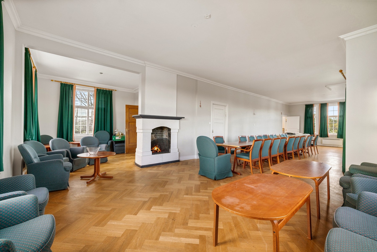 Stuen fordeler seg i vinkel og har god størrelse (areal 81 m2). Galleribilde