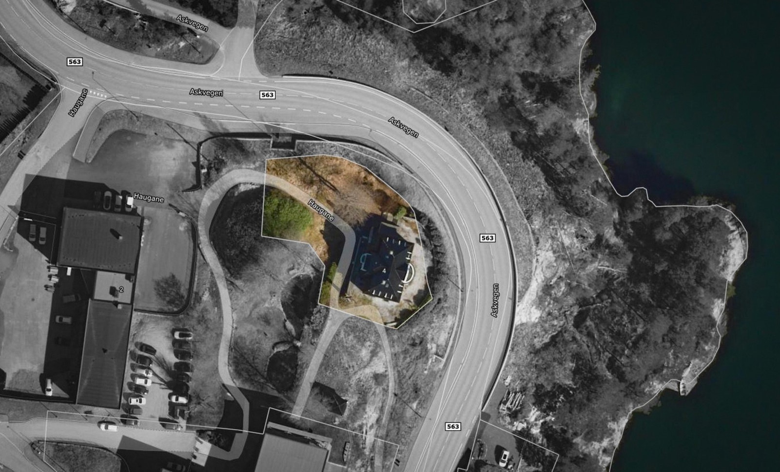 Selveiende og opparbeidet tomt med et areal på 1.276,9 m2. Galleribilde