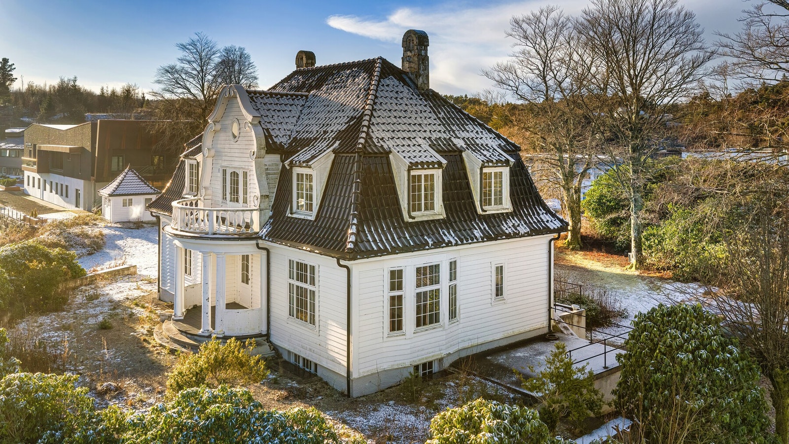 Huset har en meget innholdsrik romløsning og et samlet areal på hele 394 m2. Galleribilde