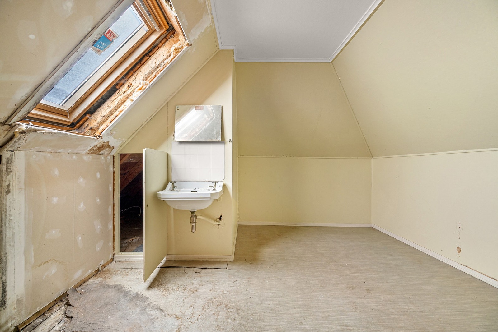 Velux-vindu i taket. For øvrig er det behov for oppussing/renovering. Galleribilde