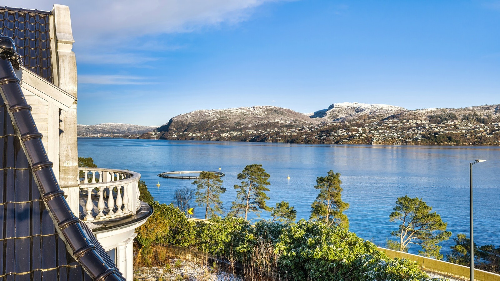 Fra eiendommen er det flott sjøutsikt over innseilingsleden til Bergen by. Galleribilde