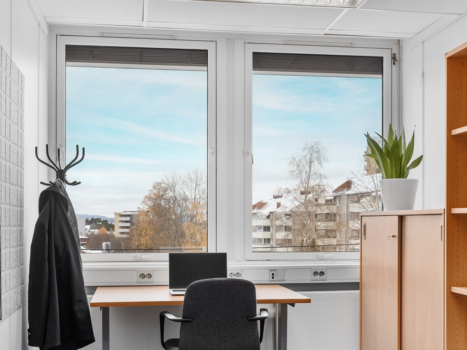 Beliggende lyst og usjenert - uten gjenboere (Bildet er tatt lokaler i 2. etasje) Galleribilde