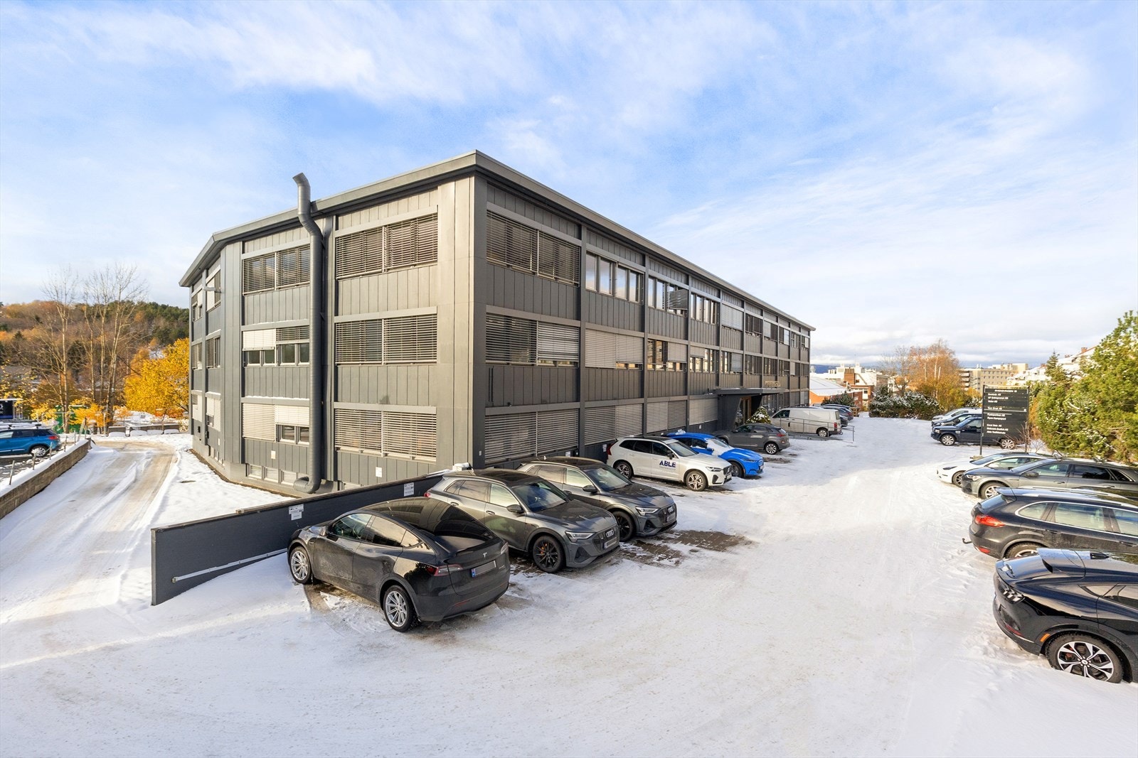 Frittliggende bygg med god parkeringsdekning Galleribilde