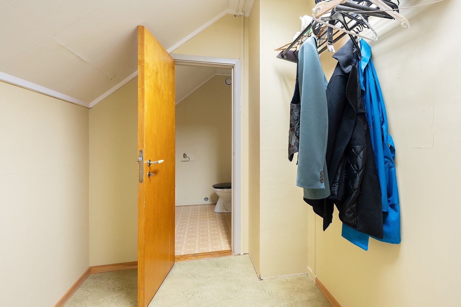 Et av to toaletter i . etasje Galleribilde