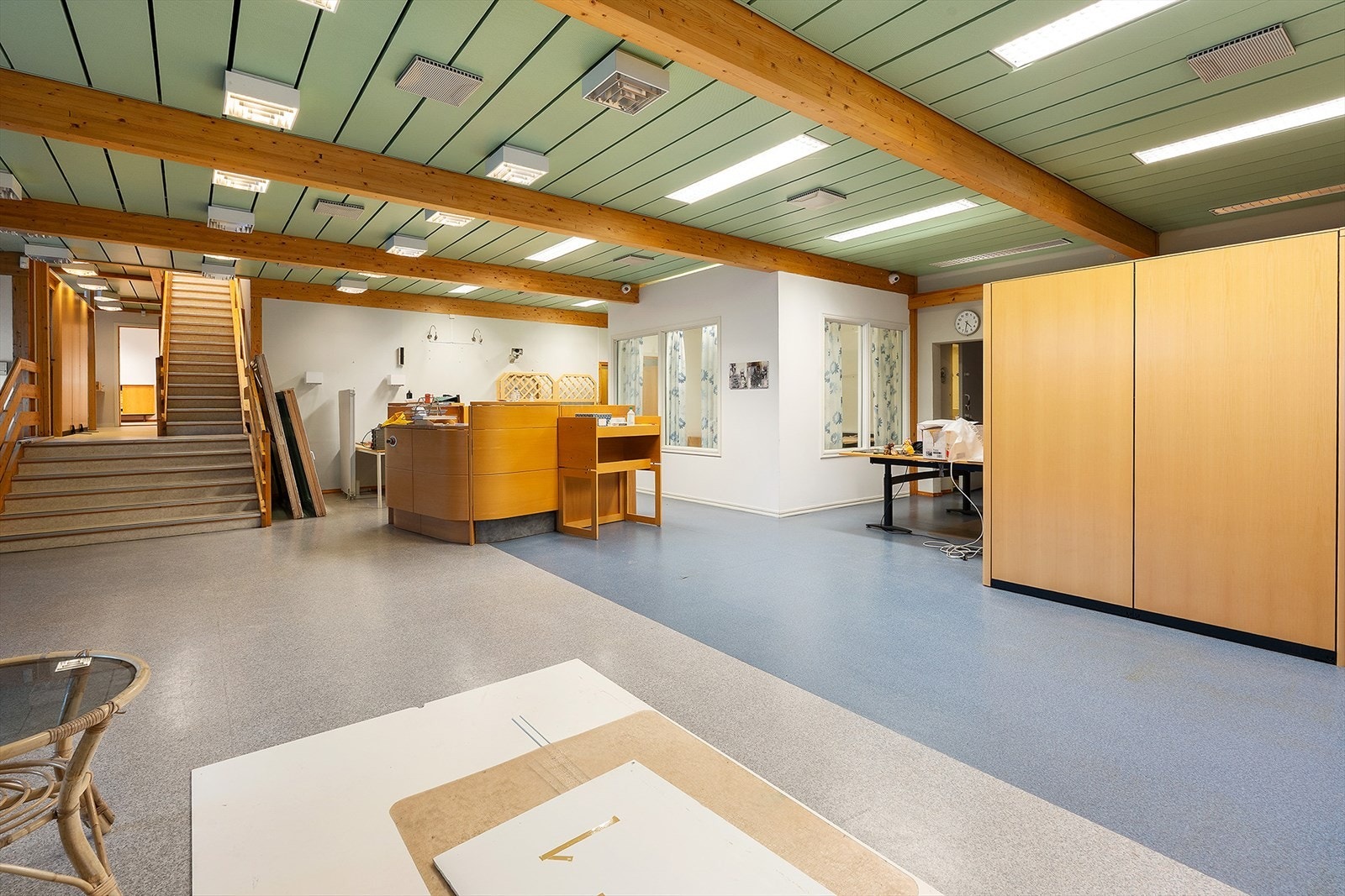 Trapp til venstre opp til halvetasje, og videre opp til 2. etasje Galleribilde