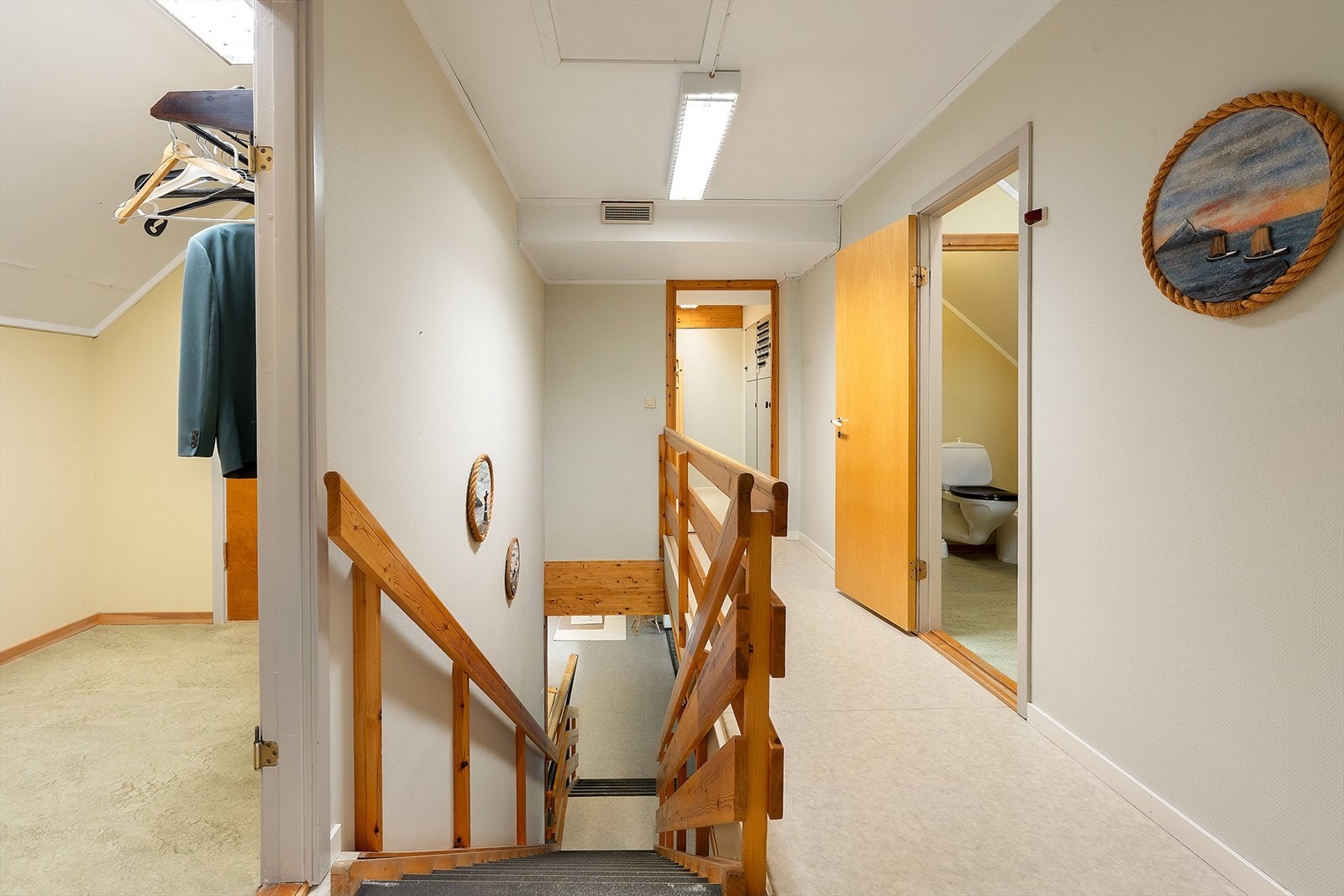 Gang i 2. etasje med trapp. Toalettrom på hver side av gangen Galleribilde