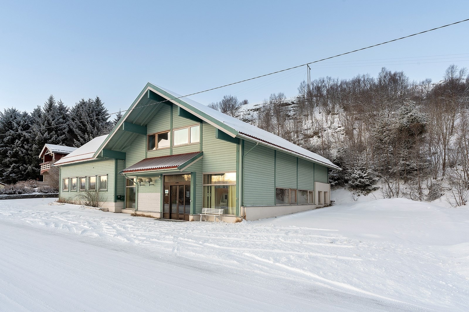 Det gamle bankbygget ligger på Bøstad, 15 minutters kjøring fra Leknes. Galleribilde