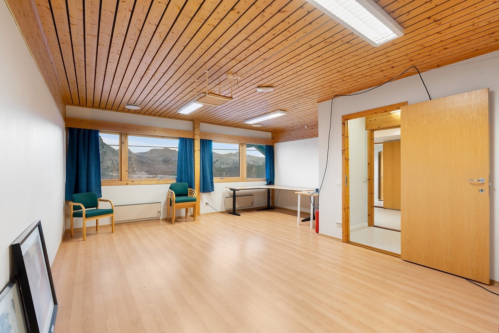 Møterom i 2. etasje med fin utsikt mot øst og Handbergstinden Galleribilde