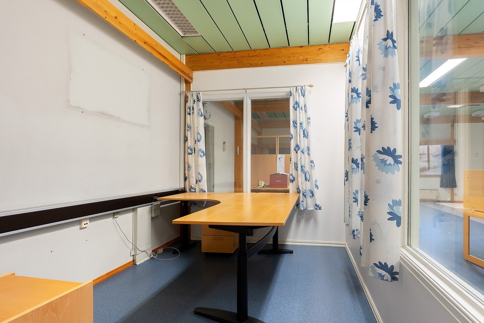 Kontor med lettvegger i 1. etasje Galleribilde