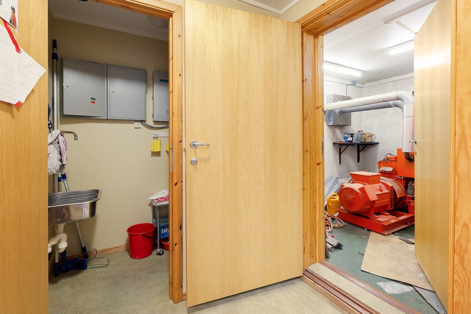 Aggregatrom og bøttekott i 1. etasje Galleribilde