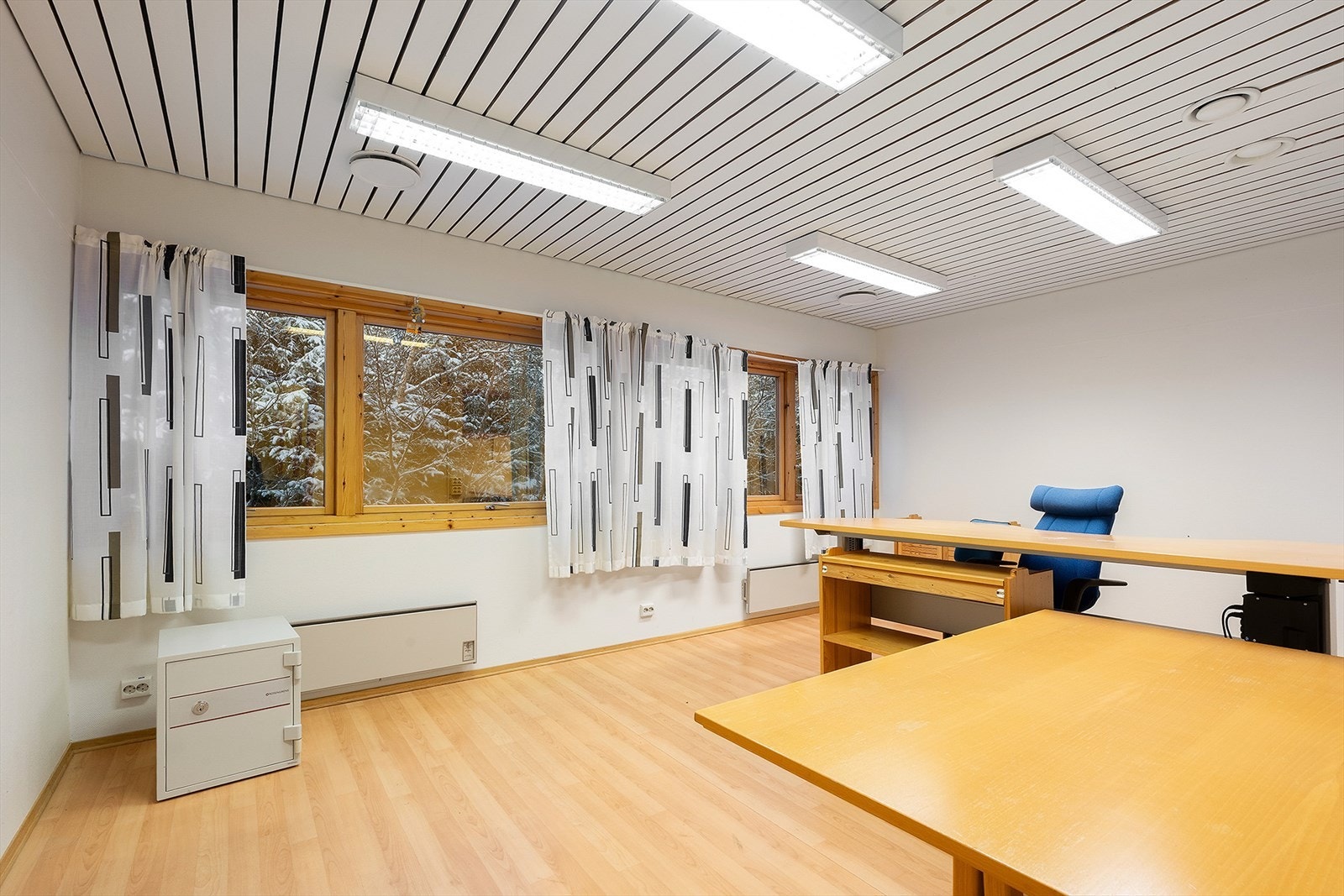 Kontor i bakkant av bygget. 2. etasje Galleribilde