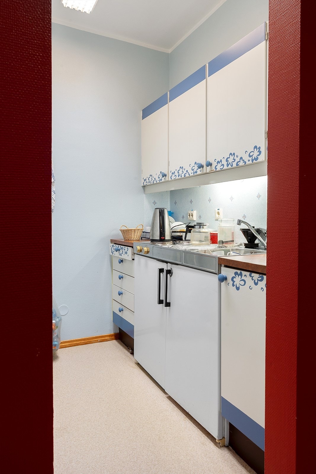 Enkel kjøkkenløsning innenfor pauserommet Galleribilde