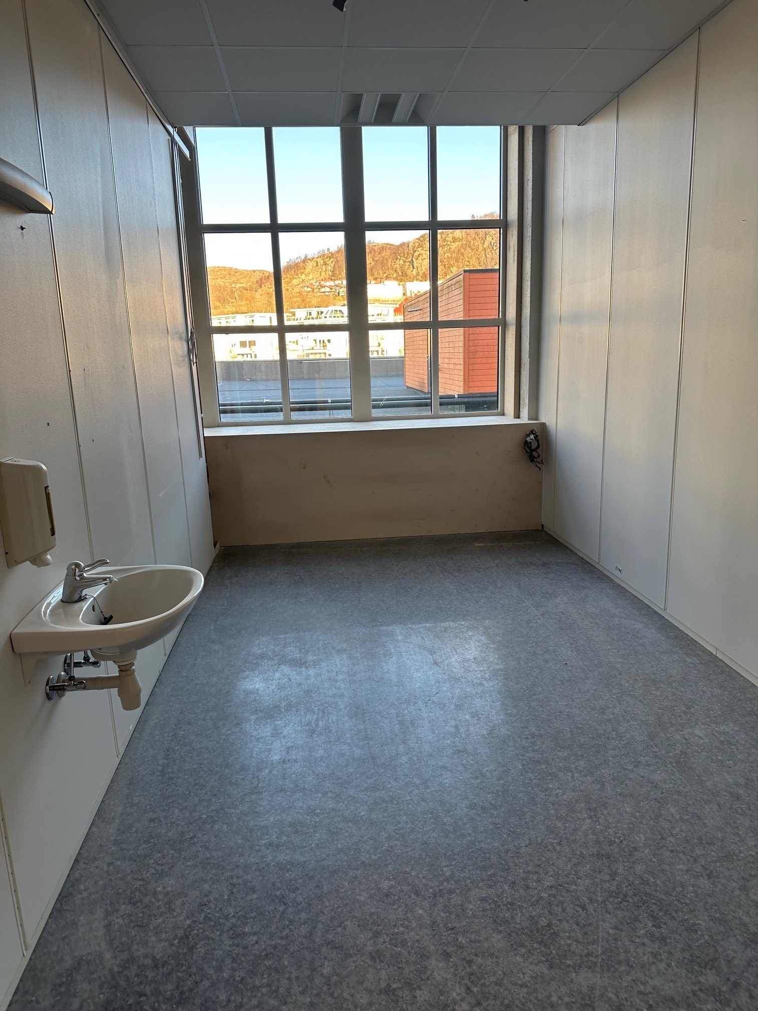 Kontorer 2 etasje, tidligere helsestasjon Galleribilde