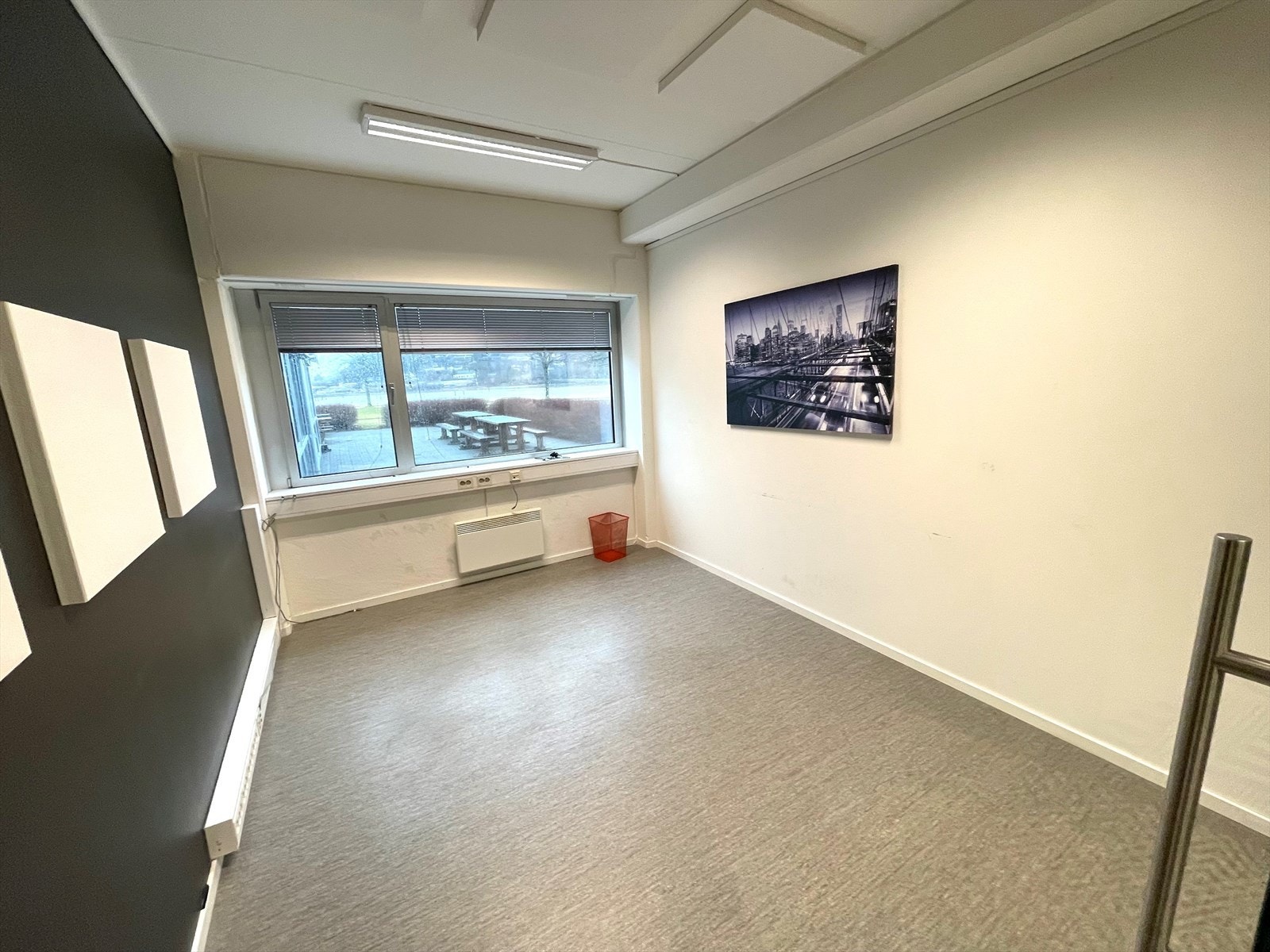 1. etasje ett av 2 ledige kontor.jpg Galleribilde